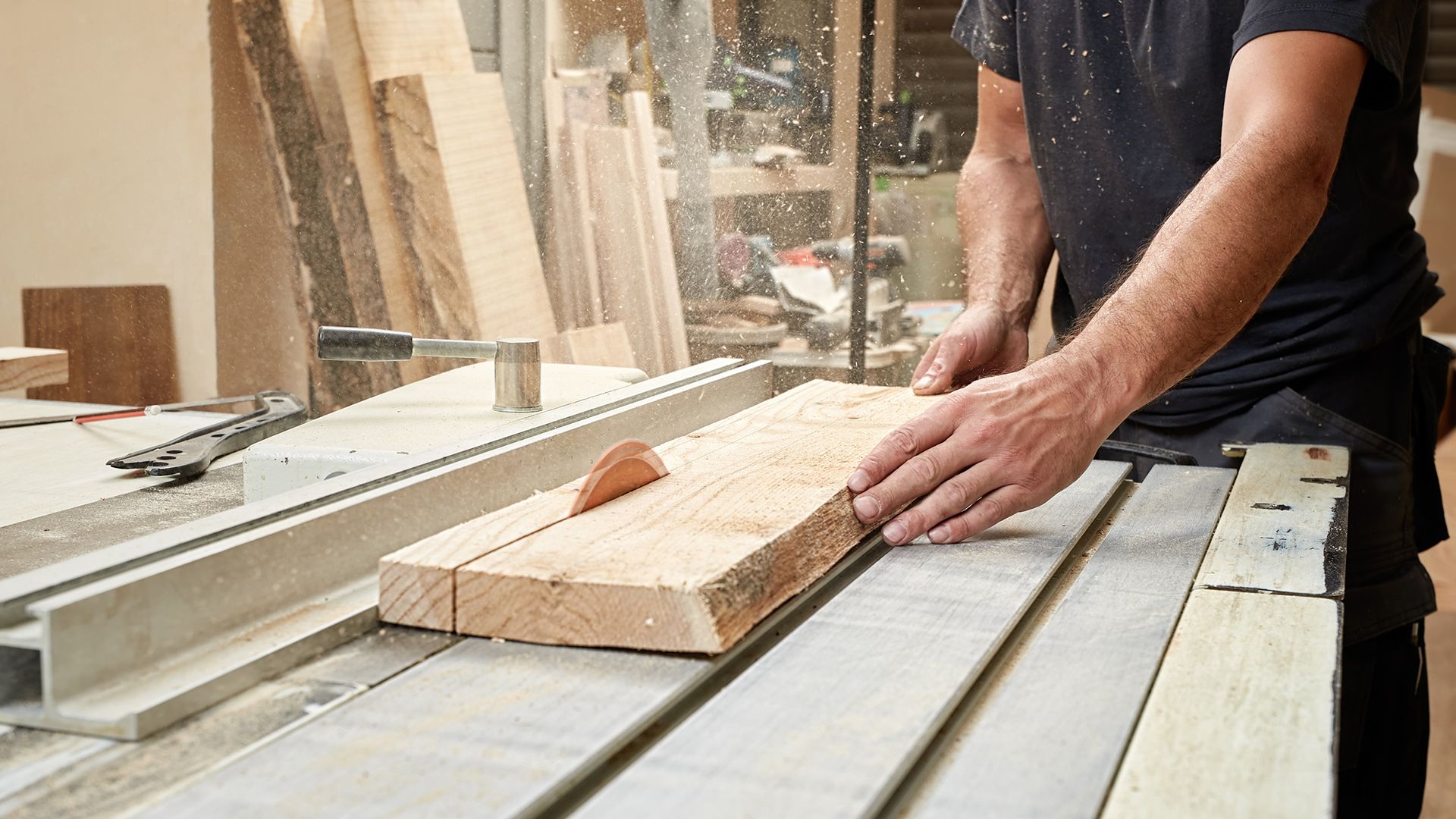 Trabajo operario cortando madera